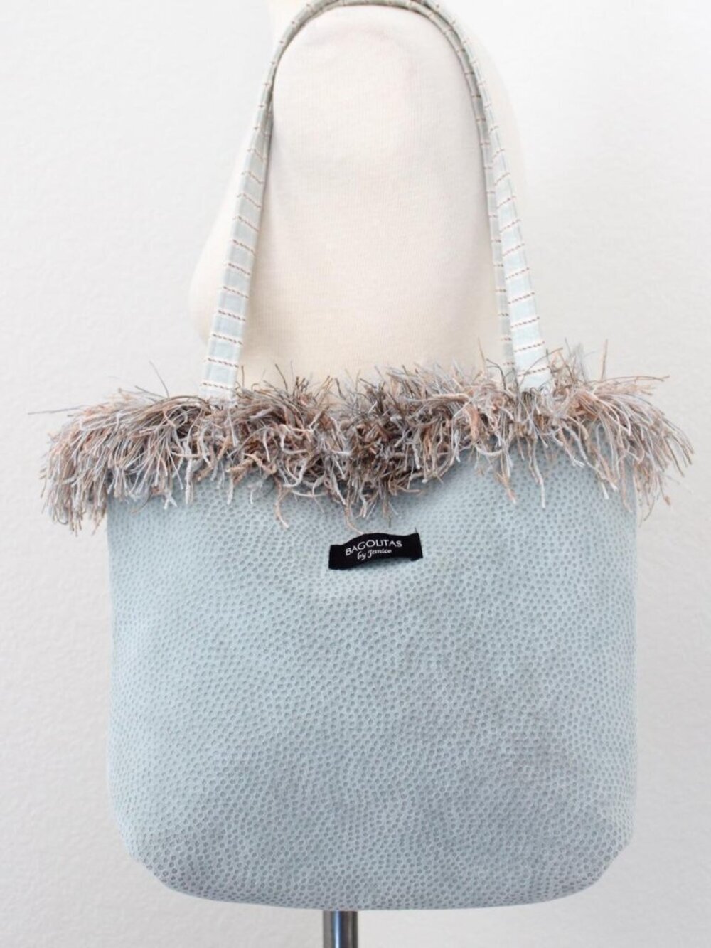 Funky chic vintage blue tote with fringe details 🐆